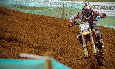 九游APP-引擎咆哮与城市霓虹，英格拉姆的压制级表演点燃F1街道赛之夜