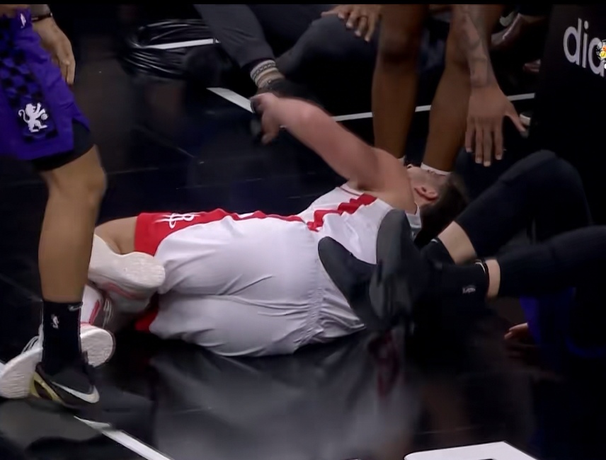 一场混战!知名球星在比赛中受伤 一场混战!知名球星在比赛中受伤