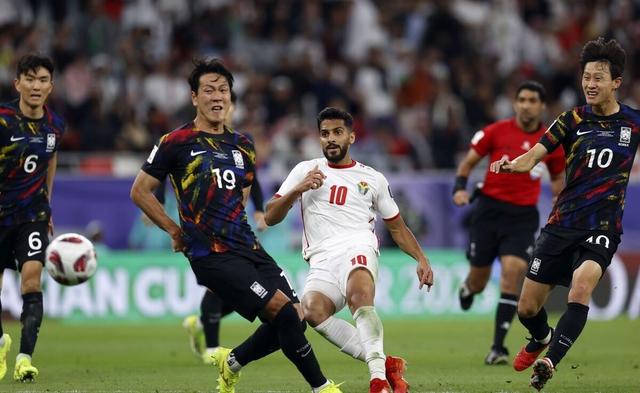 亚洲杯热门球队遭遇惨败:卫冕冠军出局惹争议的简单介绍 亚洲杯热门球队遭遇惨败:卫冕冠军出局惹争议的简单介绍