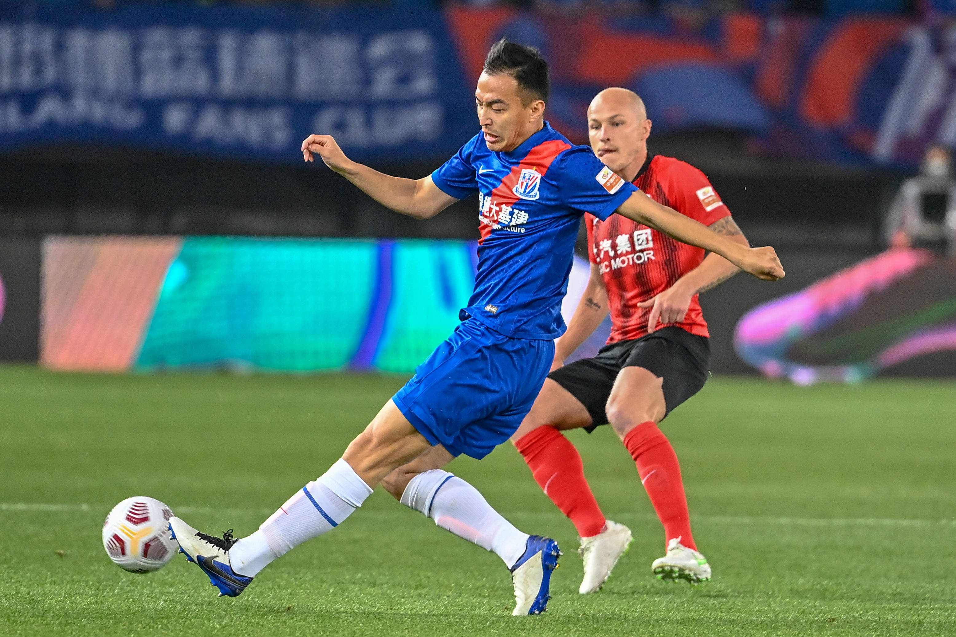 阿贾克斯大胜,登顶小组榜首 阿贾克斯大胜,登顶小组榜首