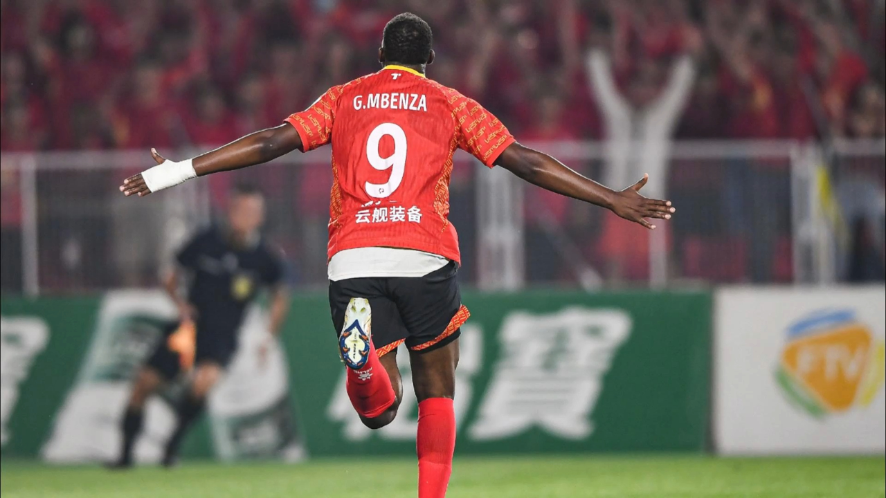 后卫奉献神勇扑救,阻止对手破门 后卫奉献神勇扑救,阻止对手破门