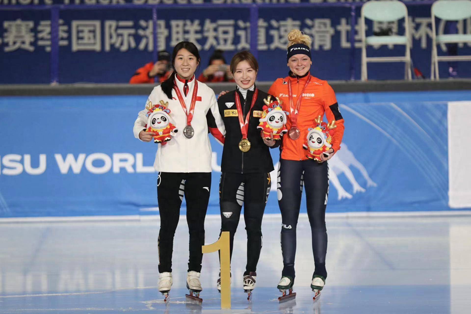 包含短道速滑中国队包揽奖牌，再度霸占领奖台的词条