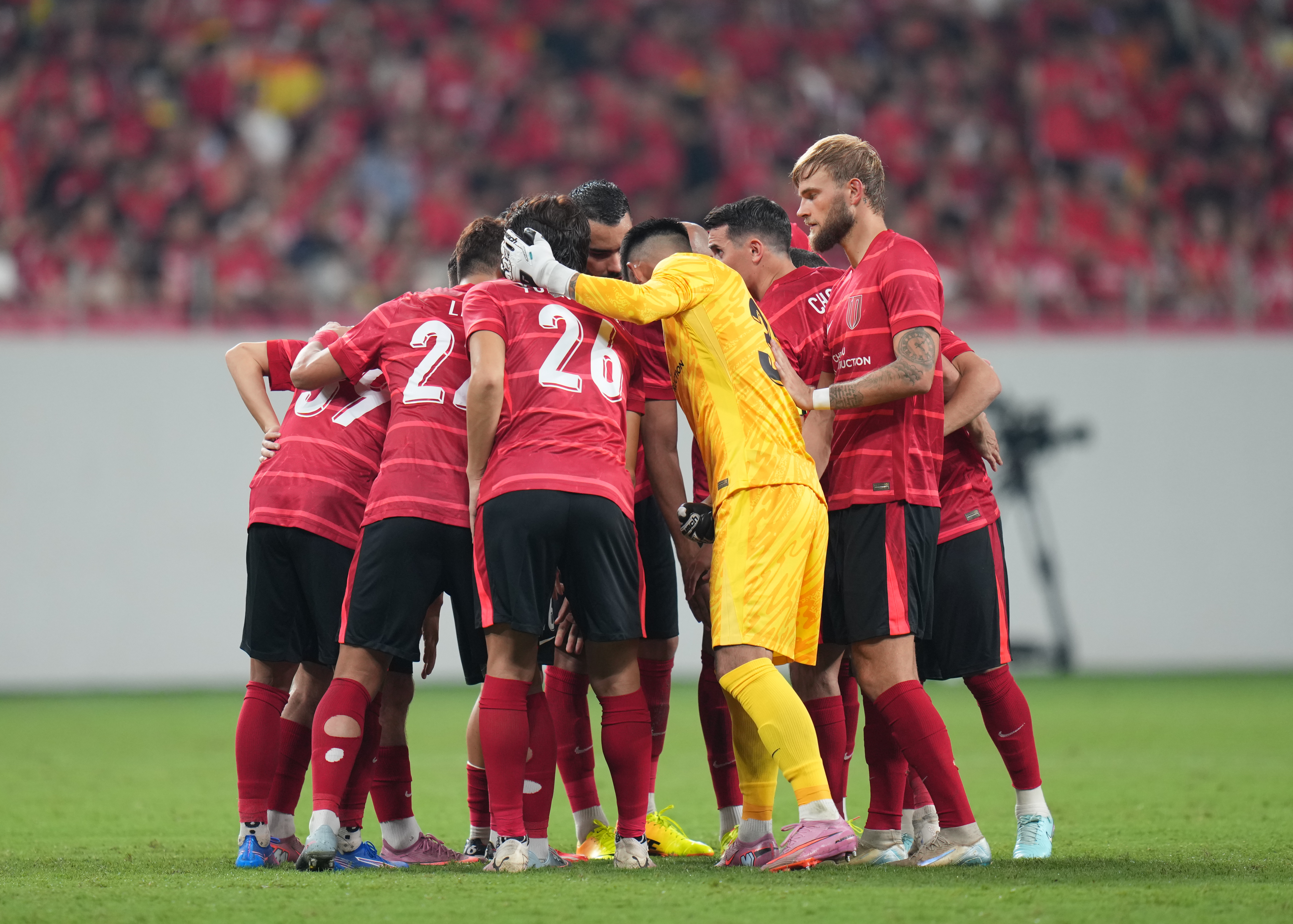 精英对决引人注目，足球比赛精采纷呈的简单介绍