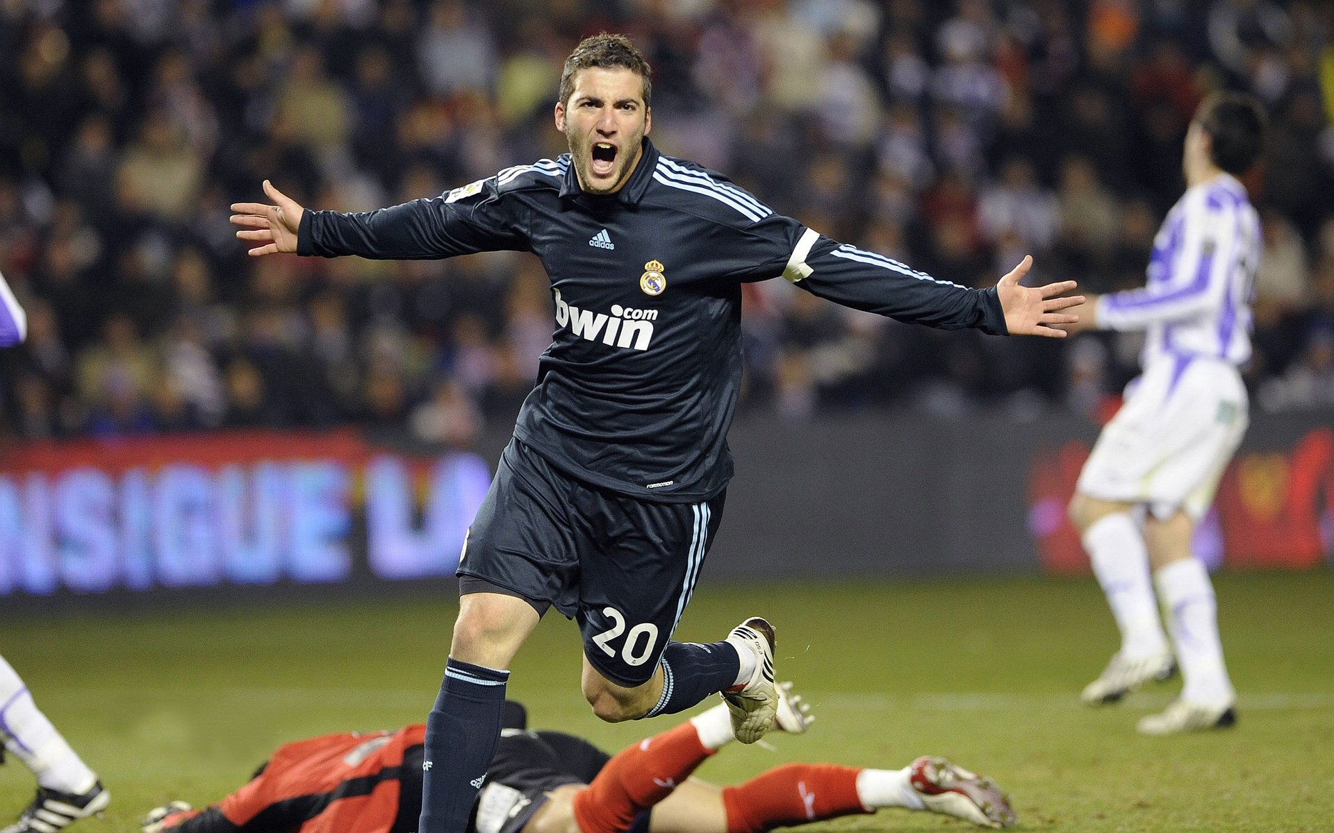 独行侠对阵湖人，文班亚马在焦点战中证明自己